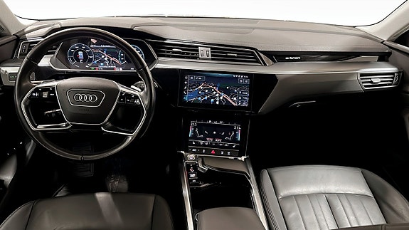 Audi e-tron 10 of 16