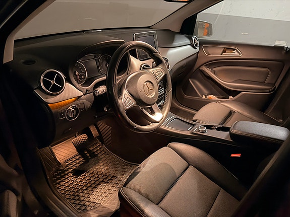 Mercedes-Benz B200 3 of 10