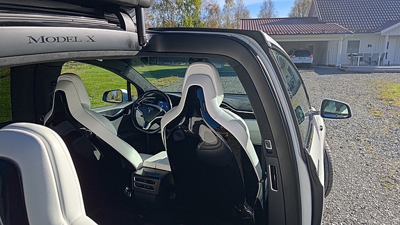 Tesla Model X 3 of 4