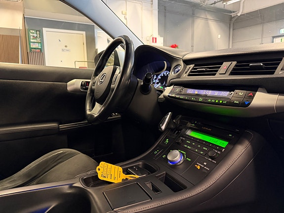Lexus CT200h 22 of 27