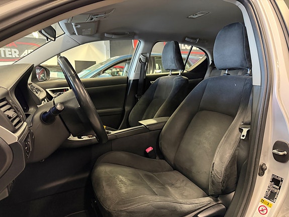 Lexus CT200h 16 of 27