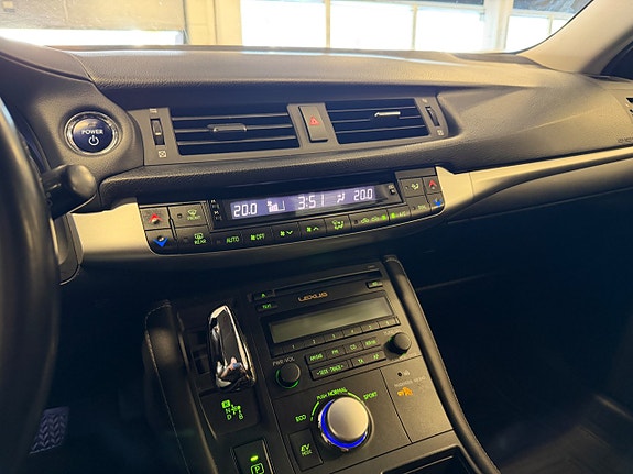 Lexus CT200h 14 of 27