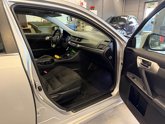 Lexus CT200h 17 of 27