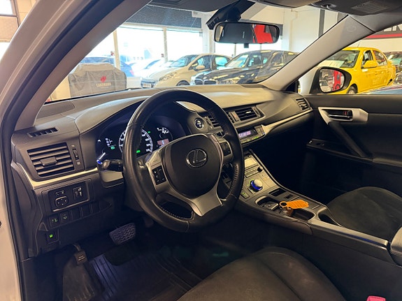 Lexus CT200h 12 of 27