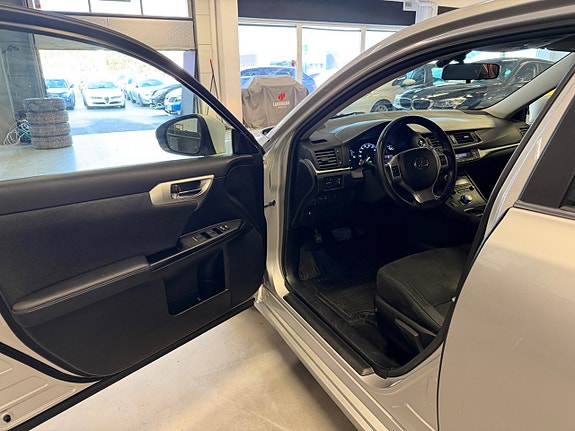 Lexus CT200h 8 of 27