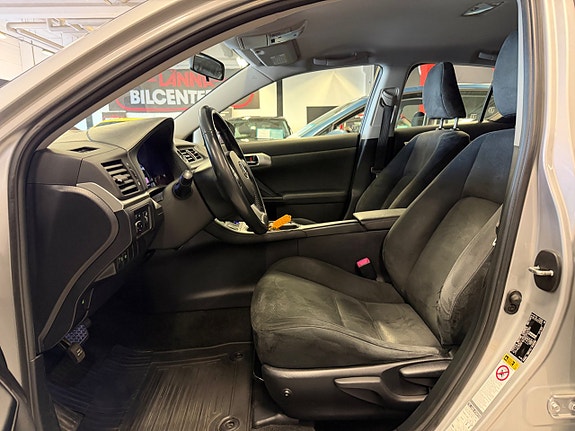 Lexus CT200h 10 of 27