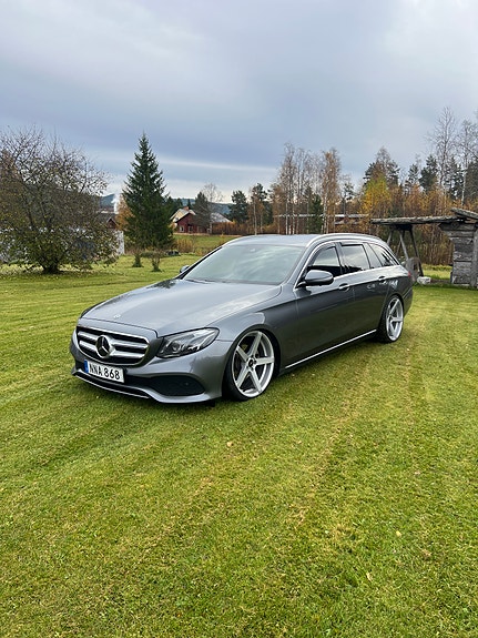 Mercedes-Benz E220 2 of 4