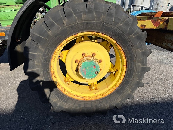 Traktor John Deere 3040 MFWD 21 of 27