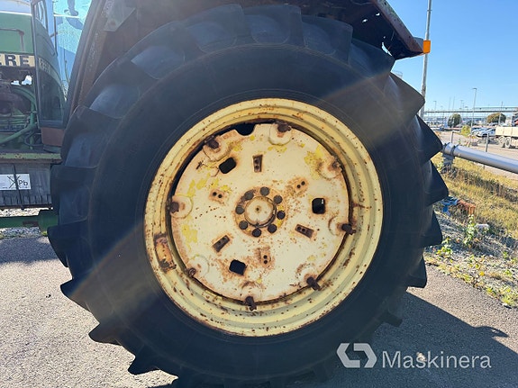 Traktor John Deere 3040 MFWD 13 of 27