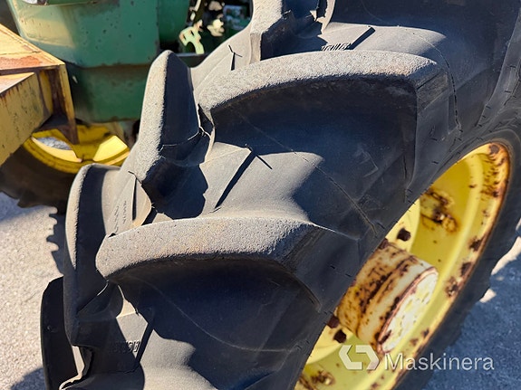 Traktor John Deere 3040 MFWD 11 of 27