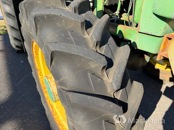 Traktor John Deere 3040 MFWD 23 of 27