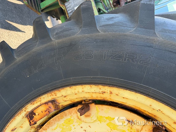 Traktor John Deere 3040 MFWD 14 of 27