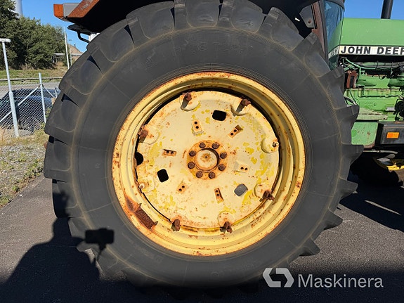 Traktor John Deere 3040 MFWD 17 of 27