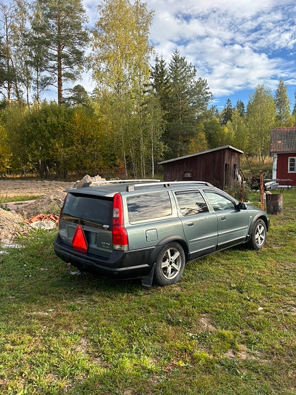 Volvo XC70 2 of 7