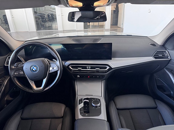 BMW 330e 11 of 20
