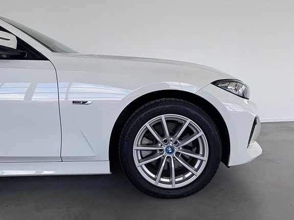BMW 330e 20 of 20
