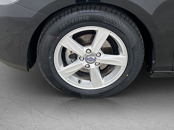 Volvo V40 25 of 28