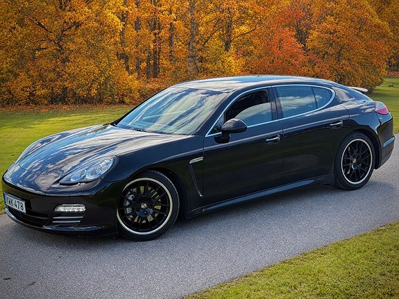 Porsche Panamera 4S 2 of 7