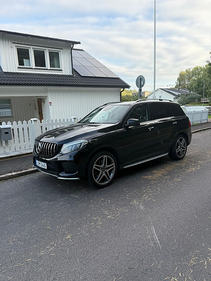Mercedes-Benz GLE350 d 2 of 9