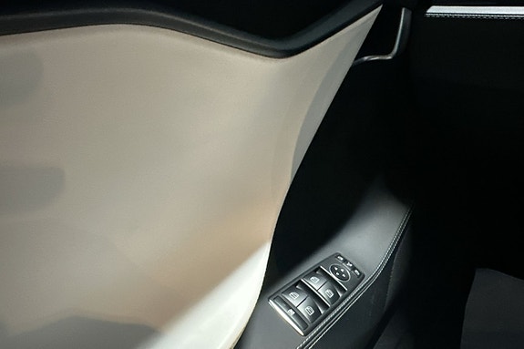 Tesla Model S 18 of 26