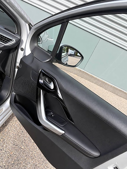 Peugeot 208 14 of 15