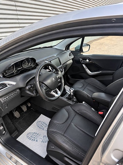 Peugeot 208 5 of 15