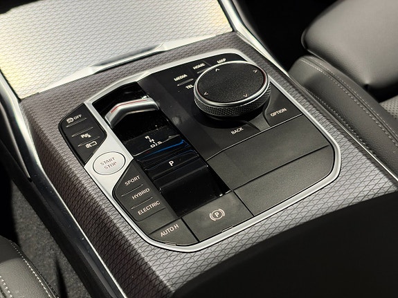BMW 330e 16 of 18