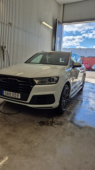 Audi Q7 2 of 4