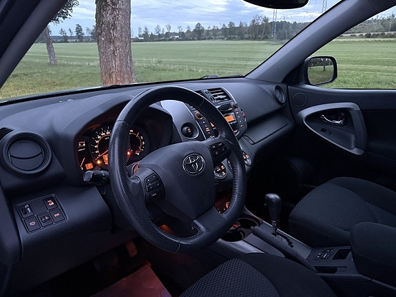Toyota RAV4 22 of 30