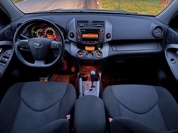 Toyota RAV4 12 of 30