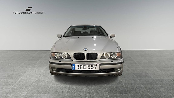BMW 523i 2 of 18