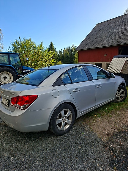 Chevrolet Cruze 2 of 3