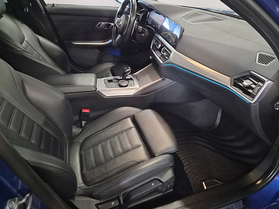 BMW 330e 13 of 25
