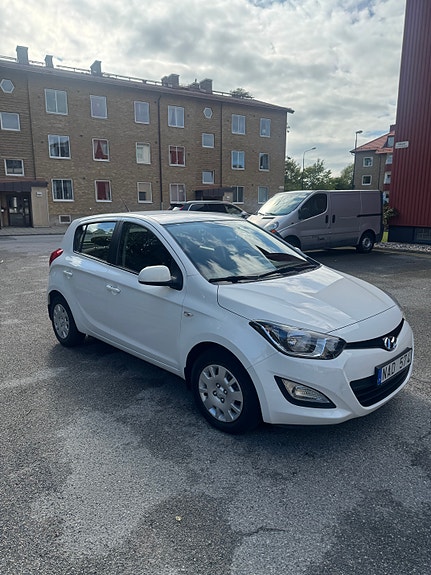 Hyundai i20 2 of 9