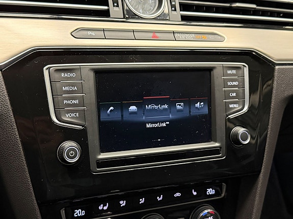Volkswagen Passat 16 of 25