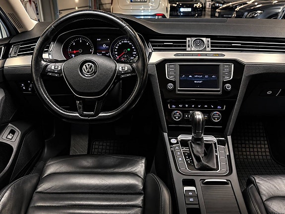 Volkswagen Passat 11 of 25