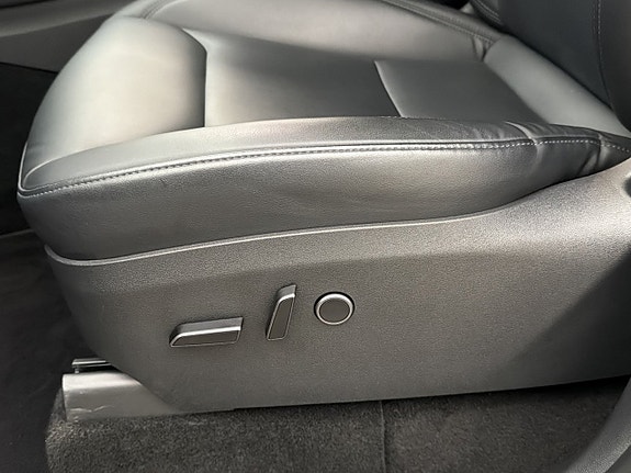 Tesla Model Y 20 of 30