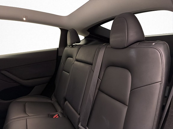 Tesla Model Y 18 of 30