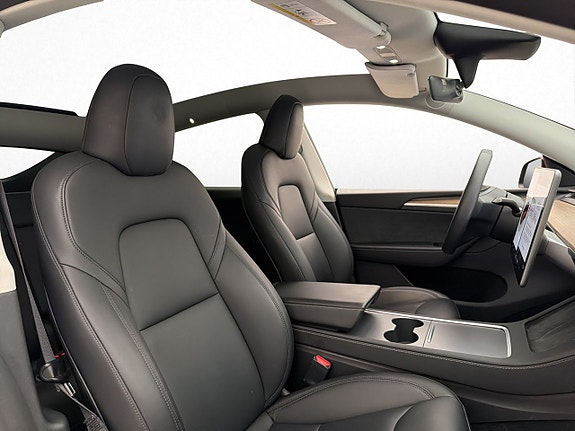 Tesla Model Y 16 of 30