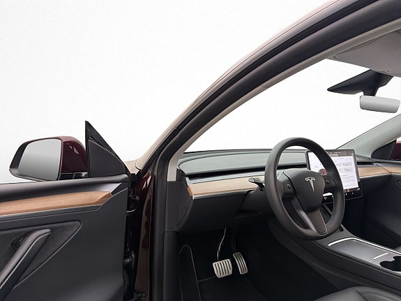 Tesla Model Y 13 of 30