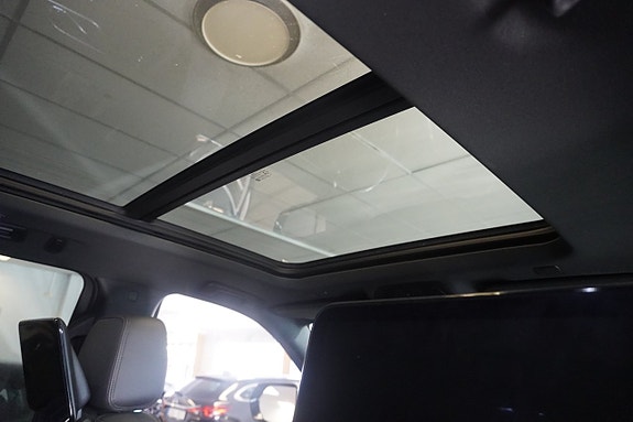 Chevrolet Suburban 9 of 9
