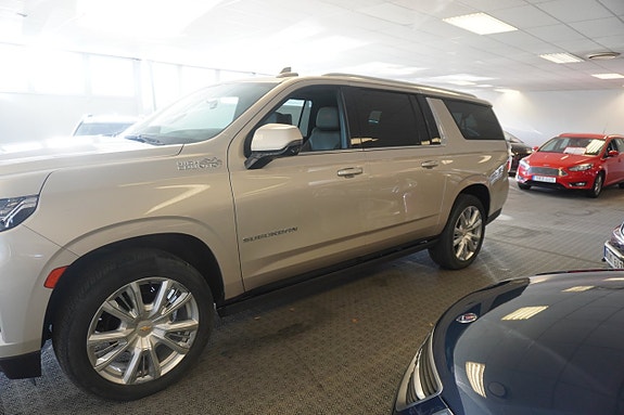Chevrolet Suburban 2 of 9