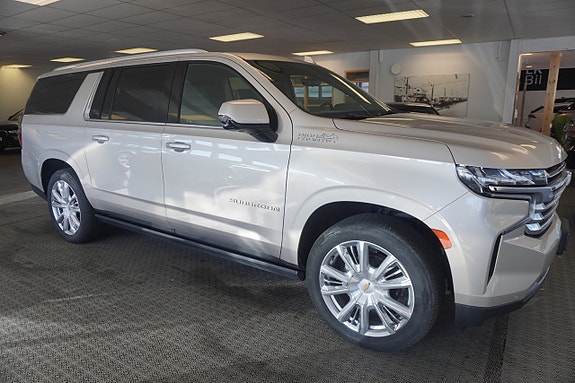 Chevrolet Suburban 3 of 9