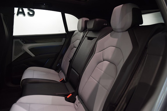 Porsche Cayenne 13 of 21