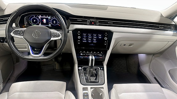 Volkswagen Passat 10 of 12