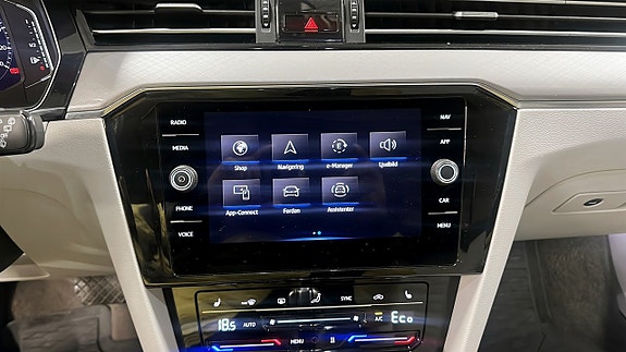Volkswagen Passat 9 of 12