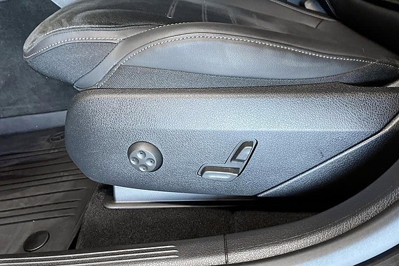 Mercedes-Benz GLC300 e 19 of 22