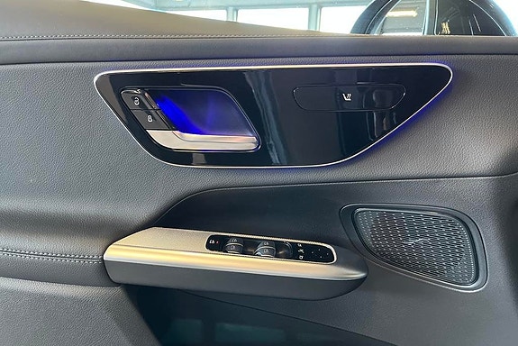 Mercedes-Benz GLC300 e 18 of 22