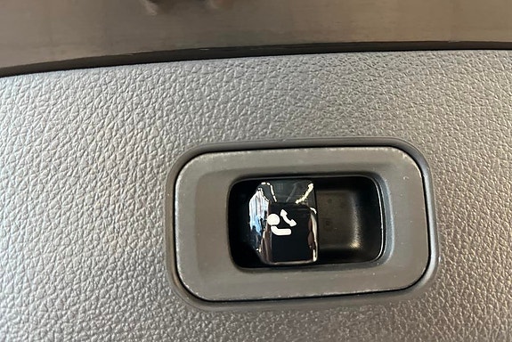 Mercedes-Benz GLC300 e 16 of 22