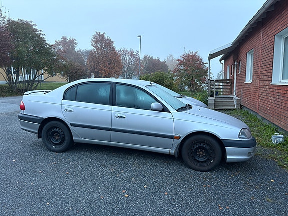 Toyota Avensis 2 of 5